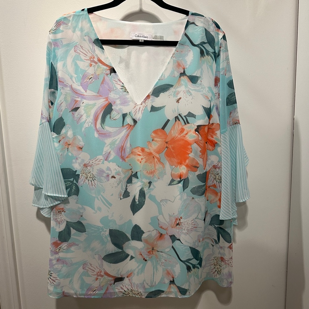 Calvin Klein Floral V-Neck Blouse with beautiful flowy sleeves 1X